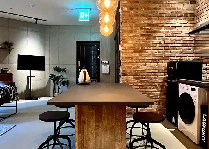 Boutique Frge 60sqm, 4pax, Ddp, Local Markets *
